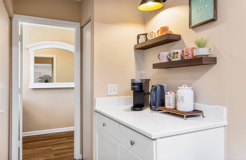 Interchange Square House | Palm Paradise ~ Hot Tub + Private Yard + Games - 17 mins to the beach!