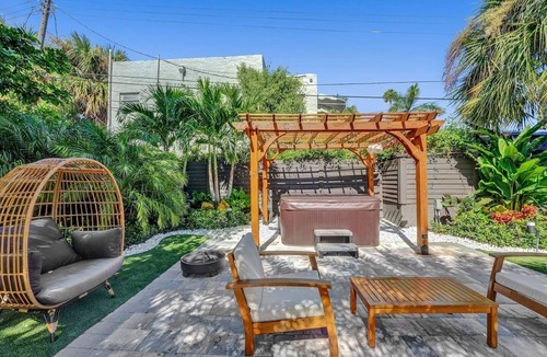 Palm Beach - West Palm Beach Villa | "Palms Estate"-Tropical Oasis|Hot Tub|Games|Luxe