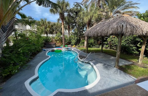 Indian Rocks Beach Cottage | `Palms` Gulf-View Historic Beachside Cottage 2/1