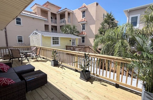 Indian Rocks Beach Cottage | `Palms` Gulf-View Historic Beachside Cottage 2/1