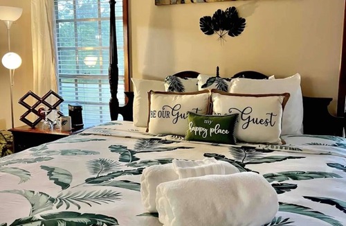 Covington Bed & Breakfast | “Palms & Paradise” The perfect vacation home 🌴