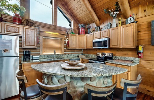 Sevierville House | Panoramic Mountain Views! Outdoor Hot Tub | Walk-In Shower | Sunrise Surprise