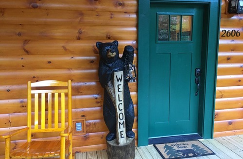 Sevierville Cabin | Papa Bear’s Retreat, Cedar Falls, 2 BD, 3 BA, Queen Bunk Bed in loft, Fireplaces