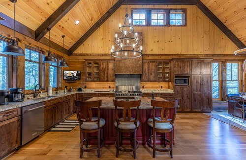 Boone Cabin | Papa's View - Pet Friendly Luxury Log Cabin in Valle Crucis with Views and Hot Tub!