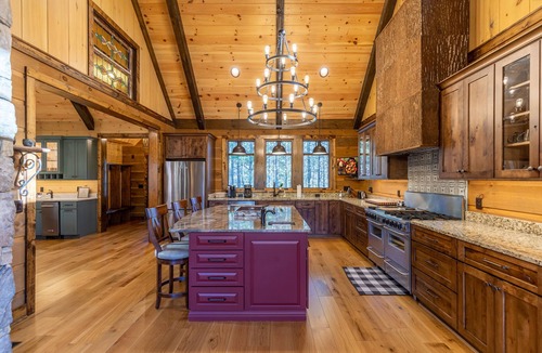 Boone Cabin | Papa's View - Pet Friendly Luxury Log Cabin in Valle Crucis with Views and Hot Tub!
