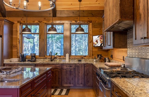 Boone Cabin | Papa's View - Pet Friendly Luxury Log Cabin in Valle Crucis with Views and Hot Tub!