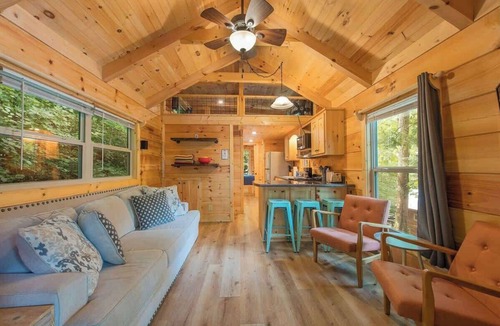 Lookout Valley Neighborhood Association Cabin | Papa Tiny Rustic Log Cabin with Private Hot Tub