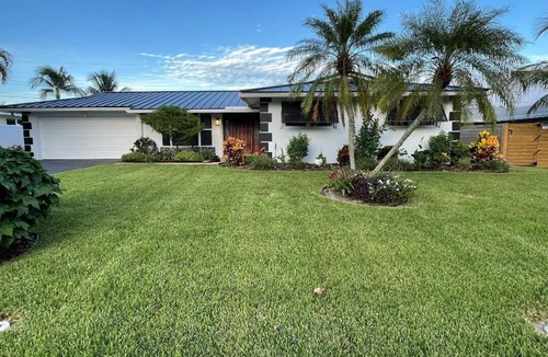 Tequesta House | Paradise at Its' Best. Your Home Away From Home.Pets welcome & Tesla Charger