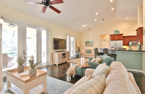 Heron's Watch House | Paradise Cove - Beautiful Lakeview and Private Pool