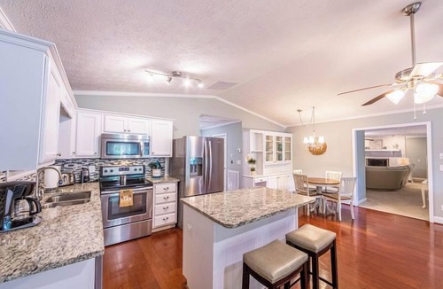 Eatonton House | Paradise cove with indoor pool