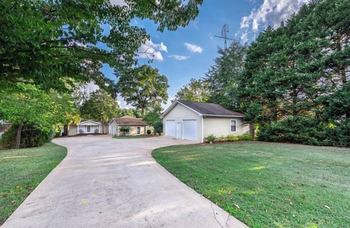 Eatonton House | Paradise cove with indoor pool