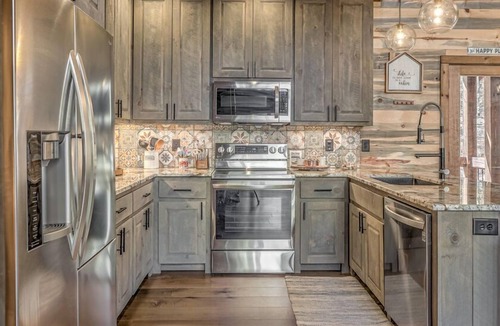 Epworth Cabin | Paradise Creek - Creek Front | Perfect for Families | Hot Tub