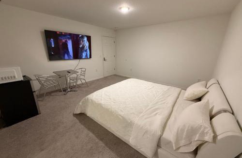 Port Charlotte House | Paradise Master Room