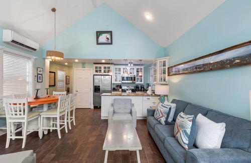 Historic Seaport House | Paradise on Eaton- 3 bedroom 3 bath home w/private pool near Historic Seaport