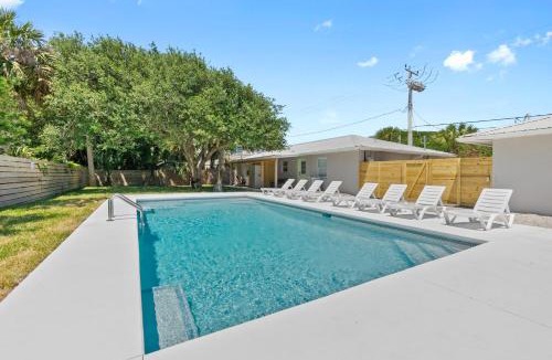 Coquina Gables Apartment | Paradise Palms- Tropic Suite- Pool - Steps to Ocean - 10 min to Downtown