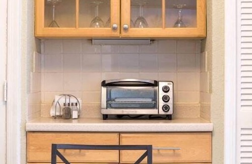 Pompano Beach Apartment | Paradise Shores #7 | 1 block to beach | perfect for remote work!