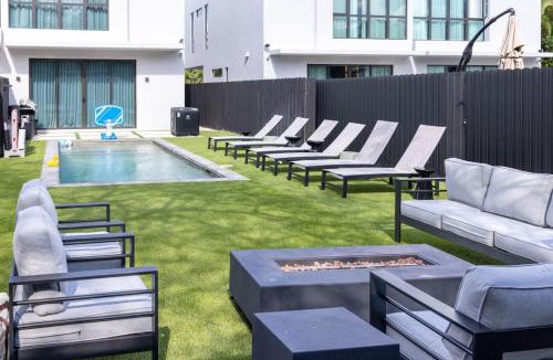 Buena Vista House | Parisian Vibe in Design District Miami with Private Pool BBQ Spacious Backyard