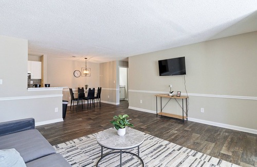 Ellenwood Apartment | Park at London G8 I Spacious 2 Bed 2 Bath