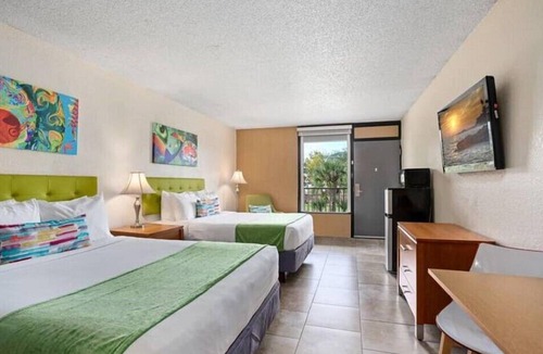 Historic Downtown Kissimmee Hotel | Park Royal Orlando Lively Room with 2 DBL Beds & Pool