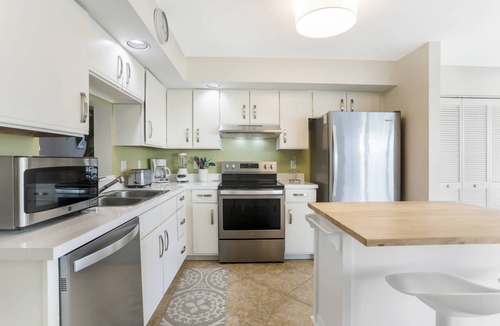Park Shore Condo | Park Shore Upscale modern condo West of 41, patio w/grill & covered parking