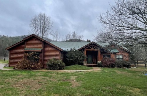 Tellico Plains Cabin | Parkland, Deluxe Log Cabin, a Hot Tub and a Lake!
