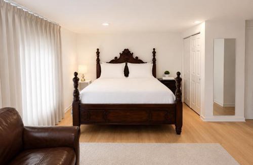 Jenkintown House | Parkside luxury suite and EV station