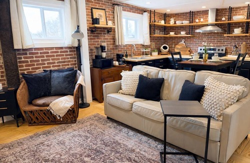 Pelham House | Partin's Perch | Indoor Private Sauna | 9 Min from The Caverns