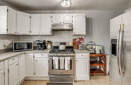 Eastwick House | Patio, 6 Mi to Lincoln Financial! Philly Townhome