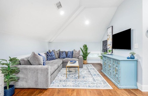 Cannonborough Elliotborough House | Patio Porches and Parking - 2 Blocks to King