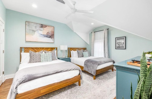 Cannonborough Elliotborough House | Patio Porches and Parking - 2 Blocks to King