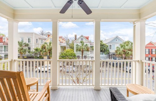 Cannonborough Elliotborough House | Patio Porches and Parking - 2 Blocks to King