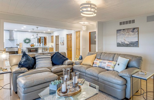 Earlville House | Patio & Water Views: Serene Bohemia River Escape!