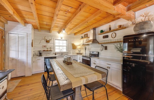 Dial Cabin | 'Peace of Aska' Cabin w/ Hot Tub & Fire Pit!