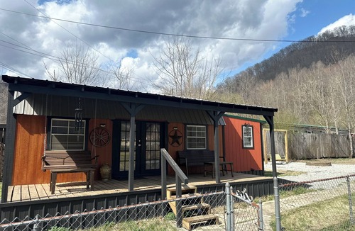 Delbarton Cabin | Peaceful 2-bedroom cabin with AC in charming Delbarton