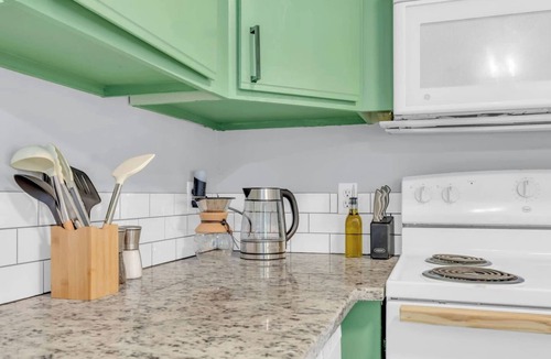 Parker House | Peaceful 2BR | King Bed | Near DT Greenville