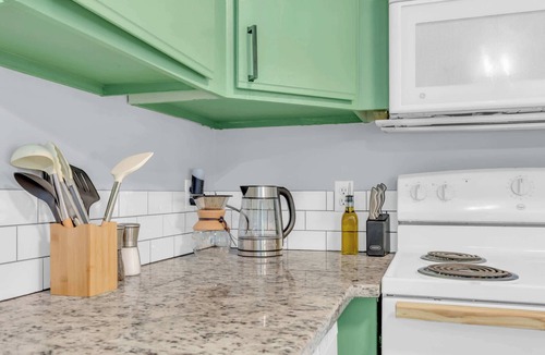 Parker House | Peaceful 2BR | King Bed | Near DT Greenville