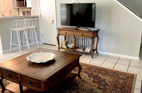 Mount Pleasant House | Peaceful 3 BR Cottage halfway between sandy beaches and historic Charleston