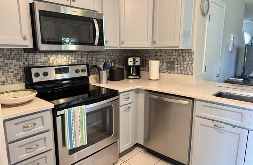 Mount Pleasant House | Peaceful 3 BR Cottage halfway between sandy beaches and historic Charleston
