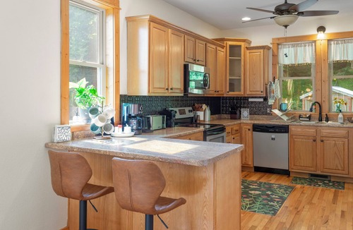 Burnsville Cottage | Peaceful 3BR Forest Retreat with Mountain Views – Perfect for Family Getaways!