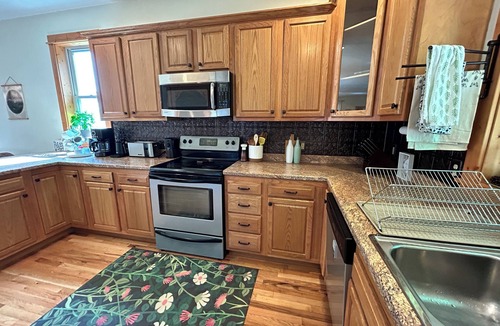 Burnsville Cottage | Peaceful 3BR Forest Retreat with Mountain Views – Perfect for Family Getaways!