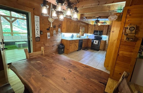 Monroe Cabin | Peaceful Cabin Retreat – Perfect for Families & Friends