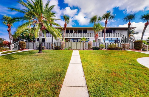 Holmes Beach Condo | Peaceful condo with pool, tennis, fishing dock, & tennis - serenity awaits