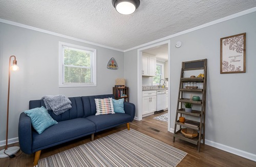 Blue Ridge Cottage | Peaceful Cottage 10 minutes from Mercier Orchards