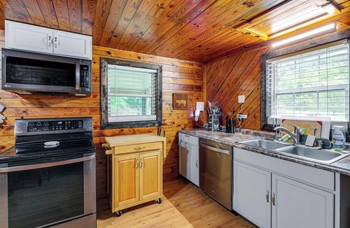 Lenoir Cabin | Peaceful + Cozy Cottage on Over 7 Acres w/Creek