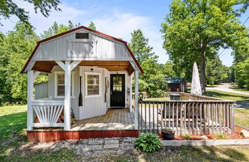 Camden House | Peaceful Cozy Tiny Home-Fast Wifi-Near TN River-Fire Pit-Close to Town