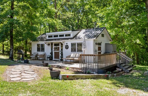 Camden House | Peaceful Cozy Tiny Home-Fast Wifi-Near TN River-Fire Pit-Close to Town