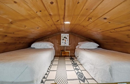 Camden House | Peaceful Cozy Tiny Home-Fast Wifi-Near TN River-Fire Pit-Close to Town