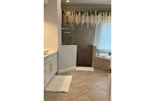 River Hall House | peaceful, elegant 4/3 bedroom, bathroom home.
