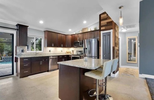 Parkdale House | Peaceful Getaway 3-bedroom with chef's kitchen, heated pool and hot tub