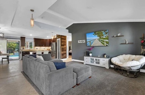 Parkdale House | Peaceful Getaway 3-bedroom with chef's kitchen, heated pool and hot tub